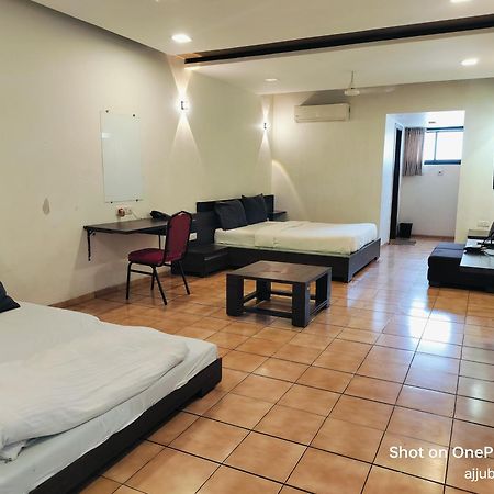 Hotel Sun N Step Club アーメダバード エクステリア 写真